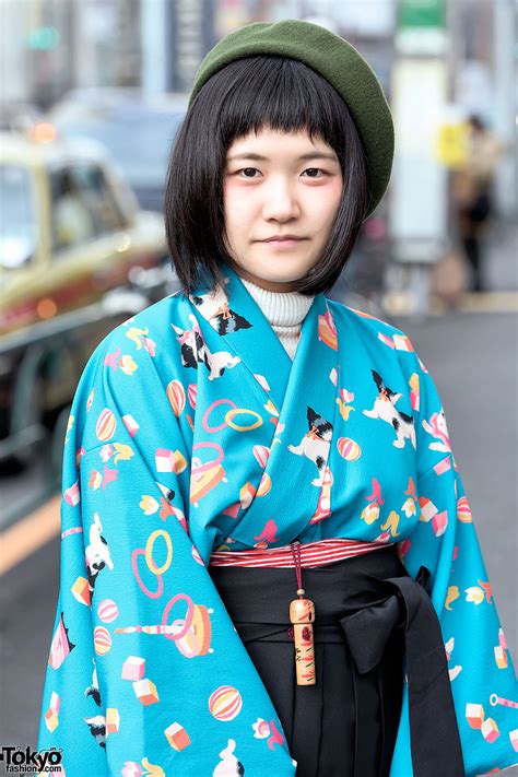 Harajuku Girls in Japanese Hakama w/ Tabun Zettai Geta