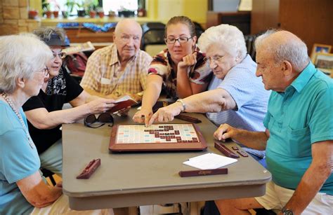 Indoor Group Activities for Seniors Promote Socialization. Seniors ...