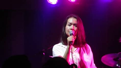 Mitski - A Pearl (live in Jakarta) - YouTube