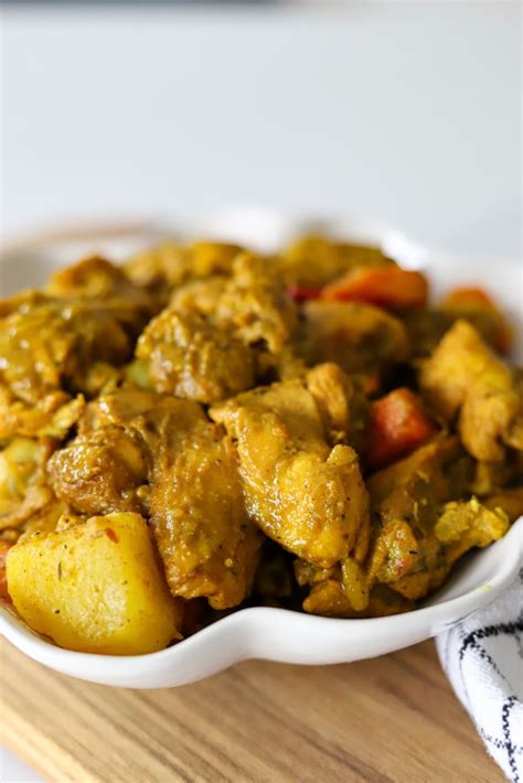 Jamaican Curry Chicken - The Seasoned Skillet