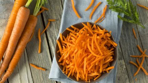 How To Shred Carrots [4 Methods]