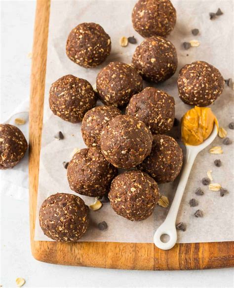 Chocolate Peanut Butter Protein Balls {No Bake} – WellPlated.com