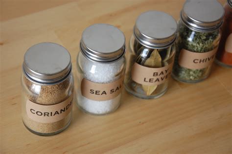 well it's okay: SIMPLE DIY SPICE JARS