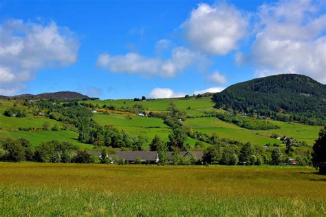 Drumnadrochit on Loch Ness in Scottish Highlands, Scotland - Encircle ...