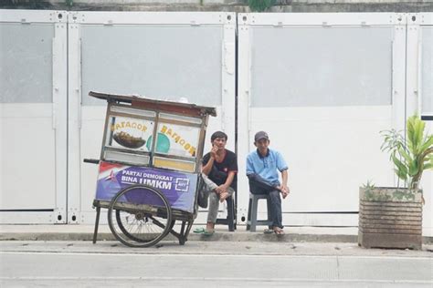 Pedagang Kaki Lima: Pendorong Pertumbuhan Ekonomi dan Pengentas ...