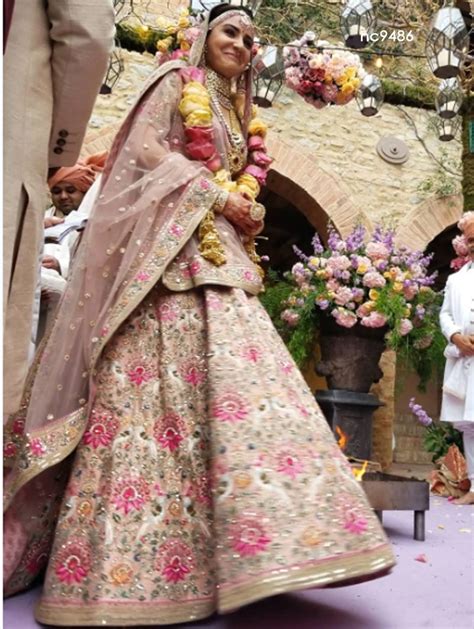 Anushka Sharma Wedding Dress Designer - The newly weds anushka sharma ...