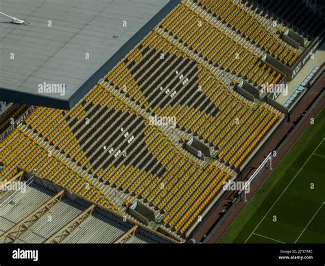 Molineux stadium night hi-res stock photography and images - Alamy