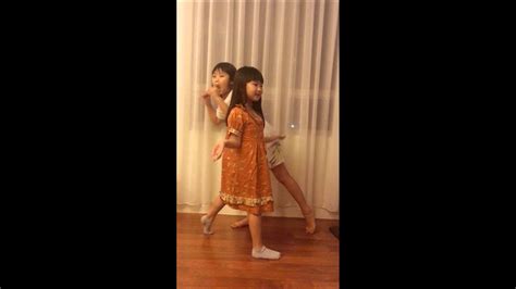 2 Kids singing chinese song - YouTube