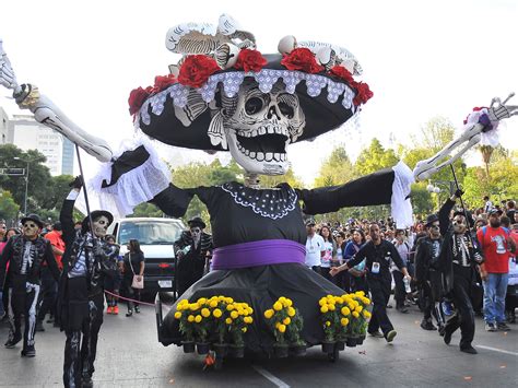 Mexico City Holds First-Ever Day of the Dead Parade (Thanks, James Bond ...