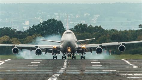 The smoothest BOEING 747 LANDING ever after a VISUAL APPROACH - B747 of ...