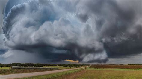 Thunderstorm With Rotating Wall Cloud - Thunderstorm with rotating wall ...