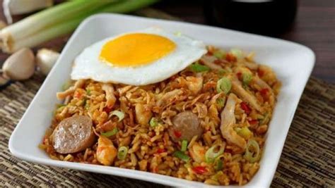 Nasi goreng spesial dengan telur mata sapi.