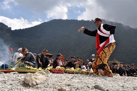 Tarawangsa Dance Traditional Dance Is A Mystical Dance Performed From ...