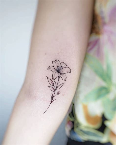 Zarte Schriften | Tattoos, Lillies tattoo, Mini tattoos