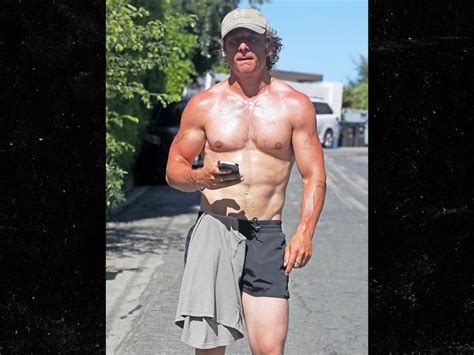 'The Bear' Star Jeremy Allen White Looks Ripped on Morning Hike