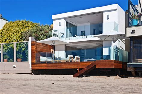 Modern Malibu Beach House Combines Contemporary Interiors with Unending ...