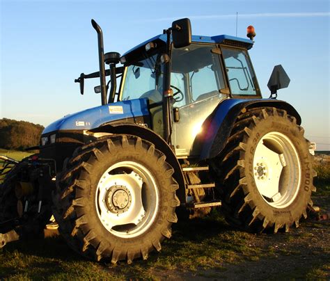 File:Modern-tractor.jpg - Wikipedia