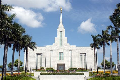 File:Mormon-temple-lds-cebu-city.jpg - Philippines