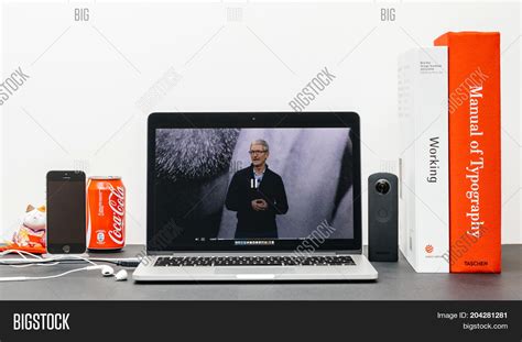 Apple Keynote Steve Image & Photo (Free Trial) | Bigstock