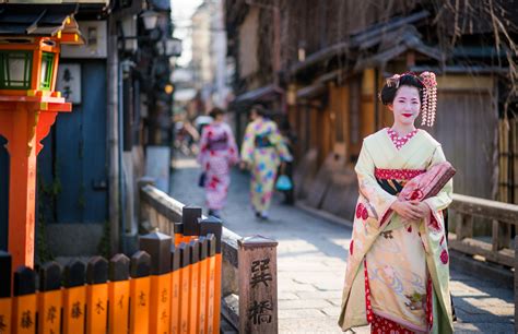 Gion in Kyoto: Geisha, Dining & Shopping Tips - Travel Caffeine