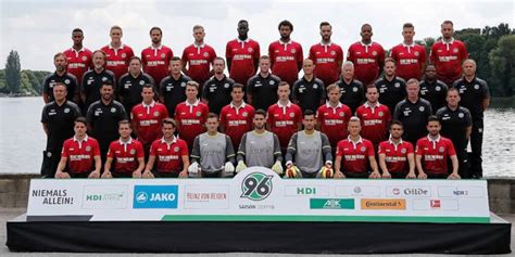 Hannover 96 Mannschaftsfoto Saison 2017/18 Pano | 2017/18 | Hannover 96 ...