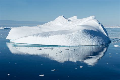 Icebergs Floating in Antarctica - Entouriste