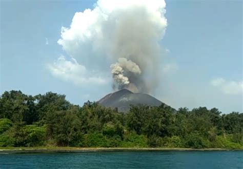 Gunung Krakatau Meletus – newstempo