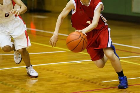 How to Dribble Better In Basketball (6 Easy Tips)