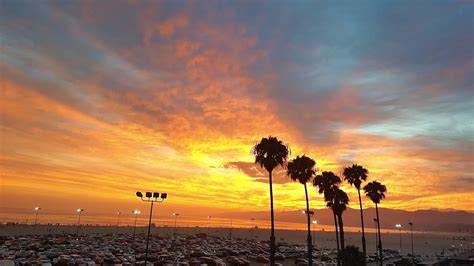 Watching the sunset at the Santa Monica Pier - Sightseeing Scientist