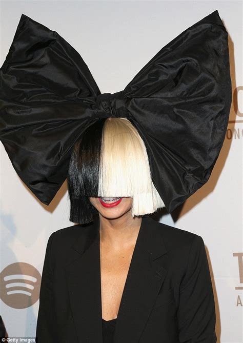 Sia removes her wig at Spotify Creators Party in Los Angeles | Daily ...