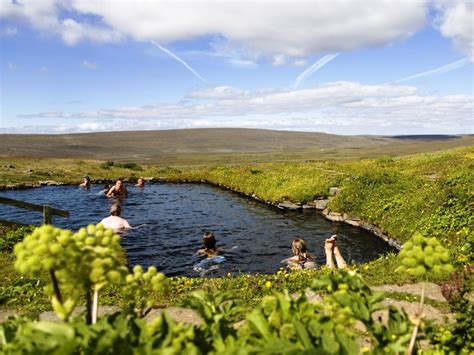 Dándonos un baño en una piscina natural de #Islandia #Iceland | Iceland ...