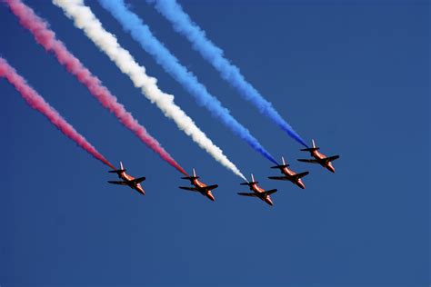 [OC] Red Arrows formation on a beautiful sky [3864x2584] : MachinePorn