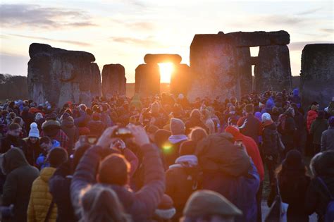 Winter solstice: Thousands descend on Stonehenge for stunning sunrise ...