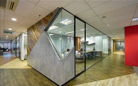 unique geometric space | Office interior design modern, Modern office ...