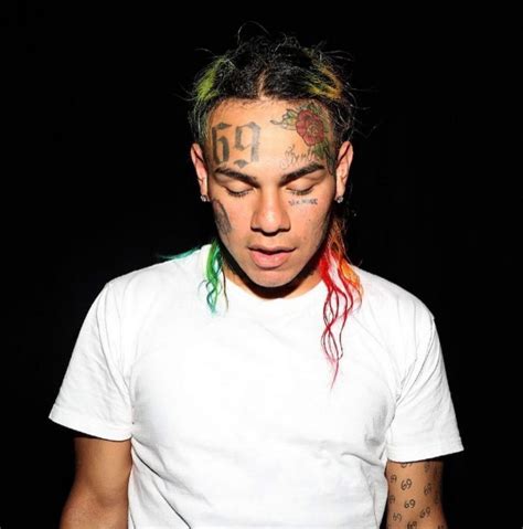 6ix9ine : Un artiste dévoile le visage de Tekashi69 sans tatouages