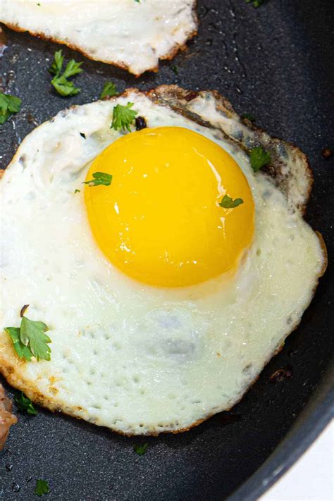 Perfect Sunny Side Up Eggs - The Kitchen Magpie