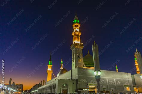 Mind-blowing awesome shots of Masjid al Nabawi along with green dome ...