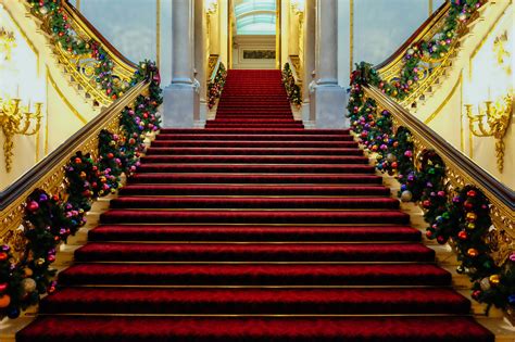 Take a look inside Buckingham Palaces at the Queen’s Christmas ...