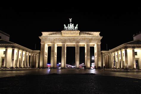 Snapshot: Brandenburger Tor - The Brandenburg Gate At Night - Berlin Love