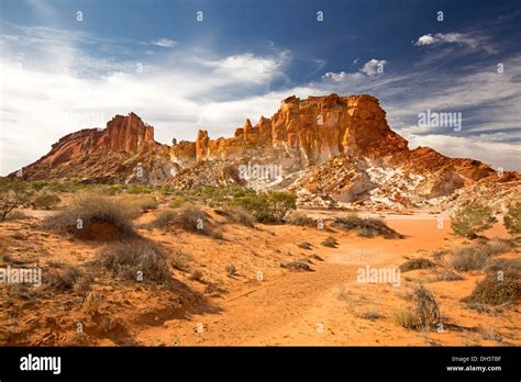 Spectacular Australian outback desert landscape with golden rocky Stock ...