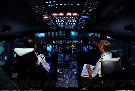 Video: in de cockpit van de A380 van Emirates - Business Traveller