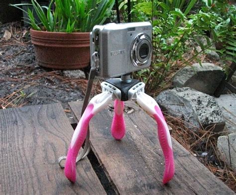 How to Make a Mini DIY Camera Tripod Using Old Disposable Razors ...