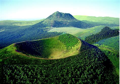 Auvergne volcan | Arts et Voyages