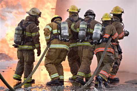 Trabajo En Equipo Del Bombero Foto de archivo - Imagen de carrera ...