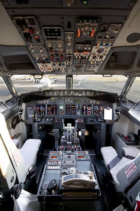 Boeing 737-900ER Cockpit | Aviation airplane, Cockpit, Helicopter cockpit