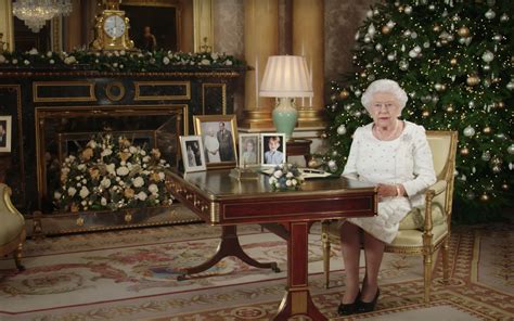 See How the Royal Family Decorates for Christmas at Buckingham Palace ...