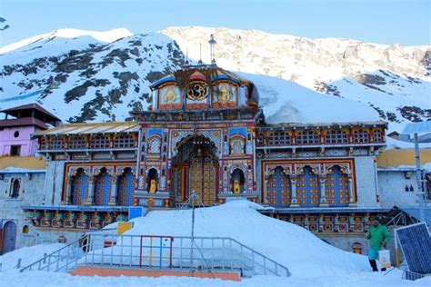 Heavy snowfall in Badrinath after 31 years | IndiaToday