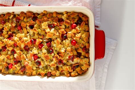 Classic Cranberry Stuffing - Eva Minette