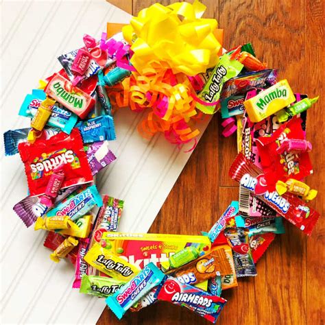 How to make a candy wreath - Easy Homemade Candy Wreaths