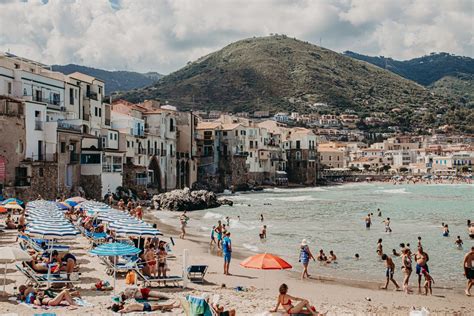 Cefalu Beach Pose – Komocean